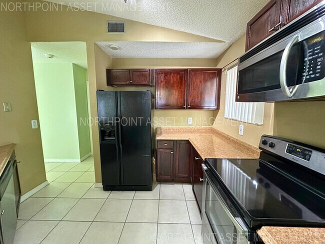 Foto del edificio - Charming 2-Bed, 2-Bath Home with Fenced Ya...