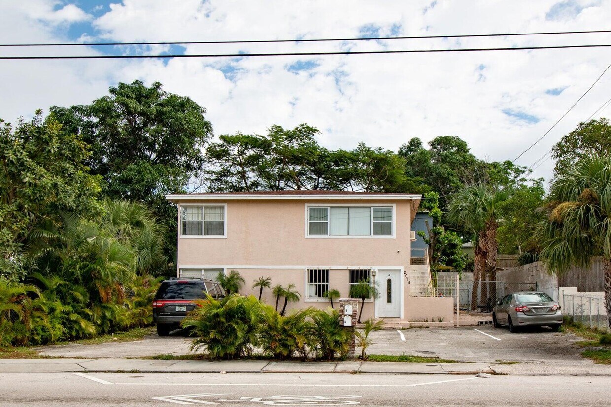 Primary Photo - 2014 N Tamarind Ave