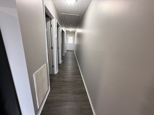 Building Photo - Cozy 2 Bedroom Garden Apartment