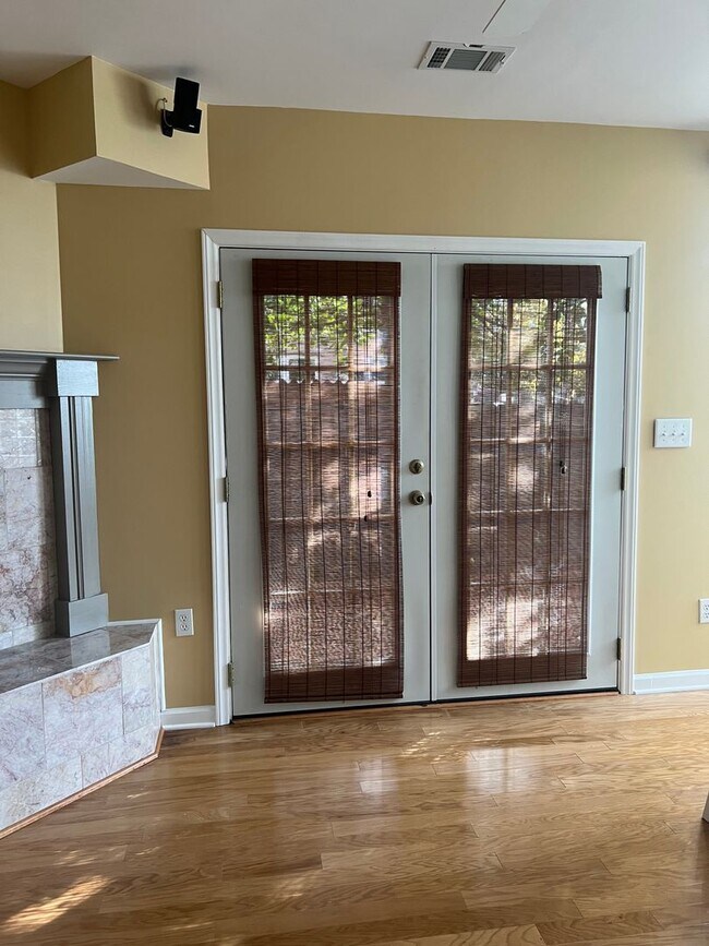 Building Photo - Unique find! Beautiful 1 bedroom/1.5 bath - Walking distance to the beach!