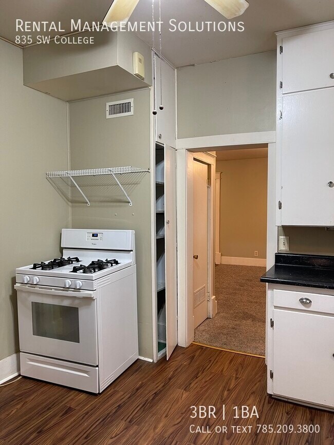 Building Photo - *MOVE IN SPECIAL* 835 SW College- 3 BED/1 ...