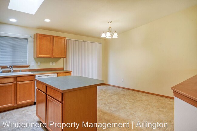 Building Photo - 4 br, 2.5 bath House - 7800 32nd St NE