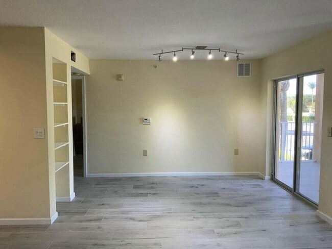 Building Photo - 291 SW Palm Dr