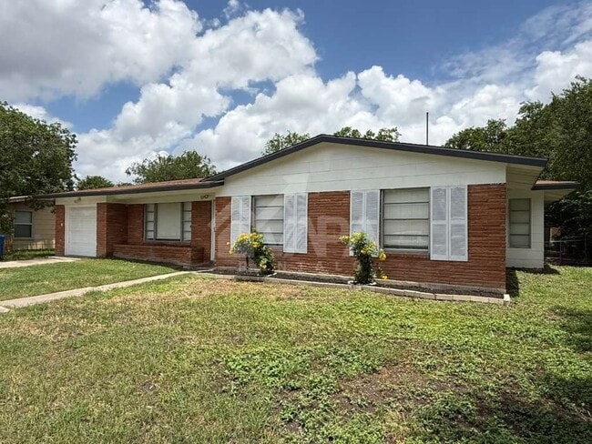Photo - 4511 Diamondhead Dr House