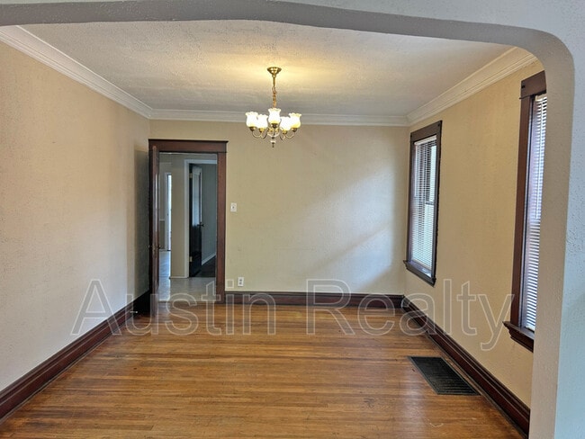 Building Photo - 5039 Sutherland Ave