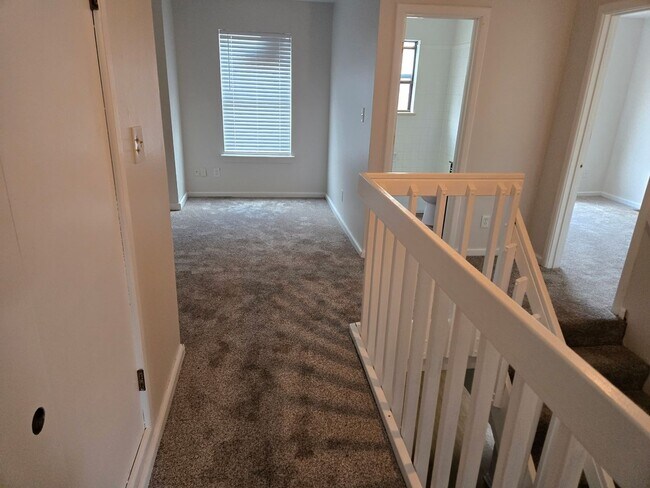 Building Photo - Great Town-Home!!