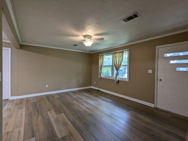 Building Photo - 1708 N McSwain Dr