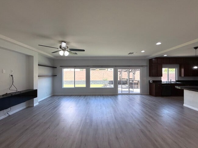 Foto del edificio - Great 5 bedroom home with RV Parking! Loca...