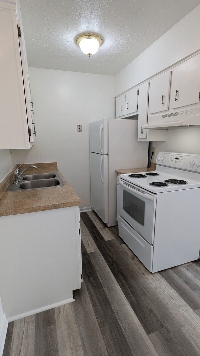 Building Photo - 302 Crescent Ct