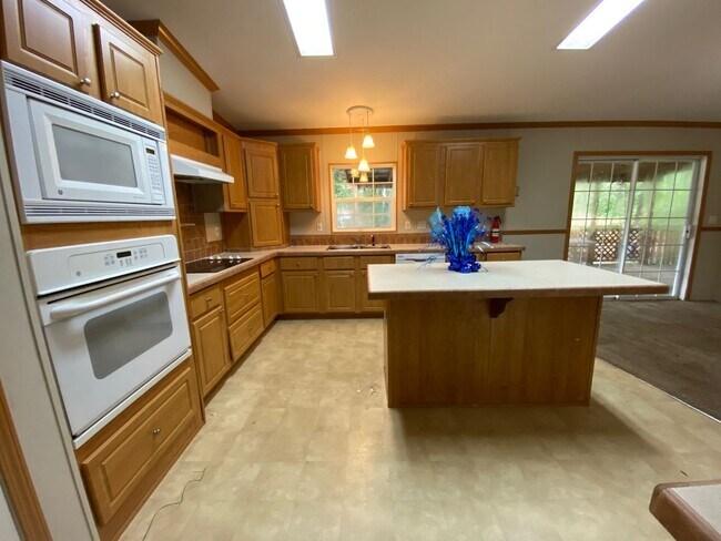 Building Photo - 4 Bedroom 2 Bath Pet Friendly home.