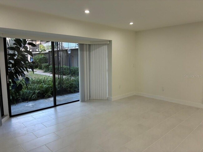 Foto del edificio - 5999 Village Cir N