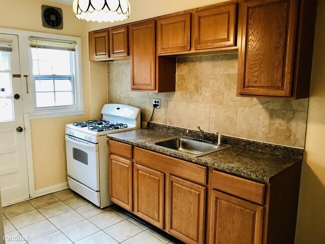 Building Photo - 3 br, 1.5 bath Townhome - 1225 Stella Dr
