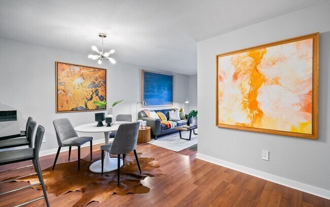 Foto del edificio - Completely Refreshed Two-Bedroom Condo