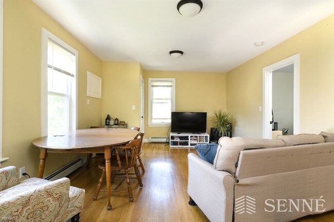 Foto del edificio - 3 br, 1 bath  - 212 Harvard St Unit 2R