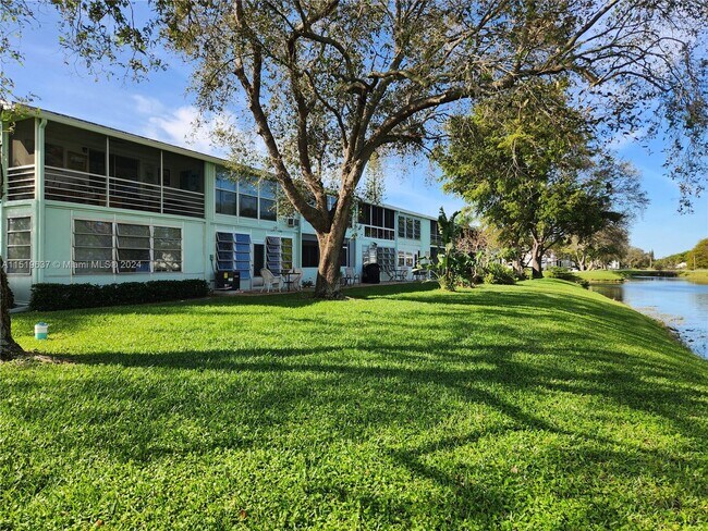 Building Photo - 3 Oakridge B