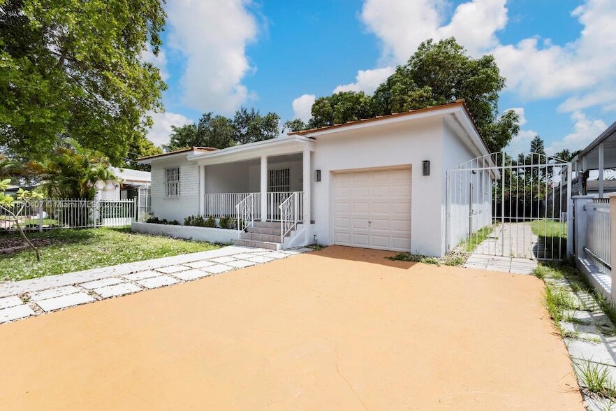 Foto principal - 2350 SW 2nd St