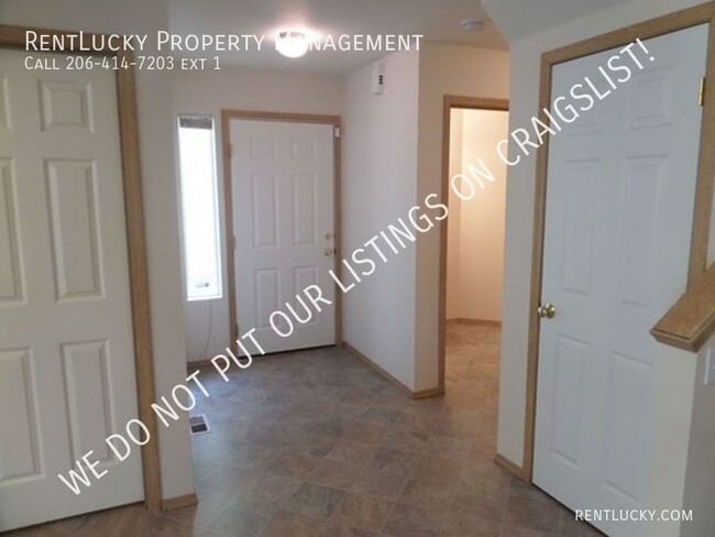 Building Photo - Great 3-Bedroom Duplex w/Attached 2-Car Ga...