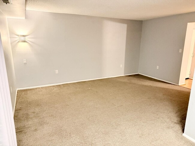 Building Photo - 5 Suntop Ct