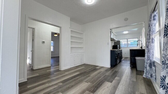 Building Photo - 428 N Oleander Ave