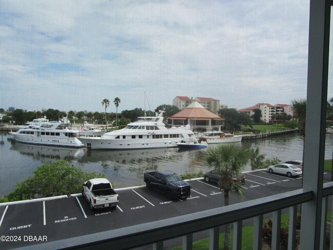 Foto del edificio - 719 S Beach St