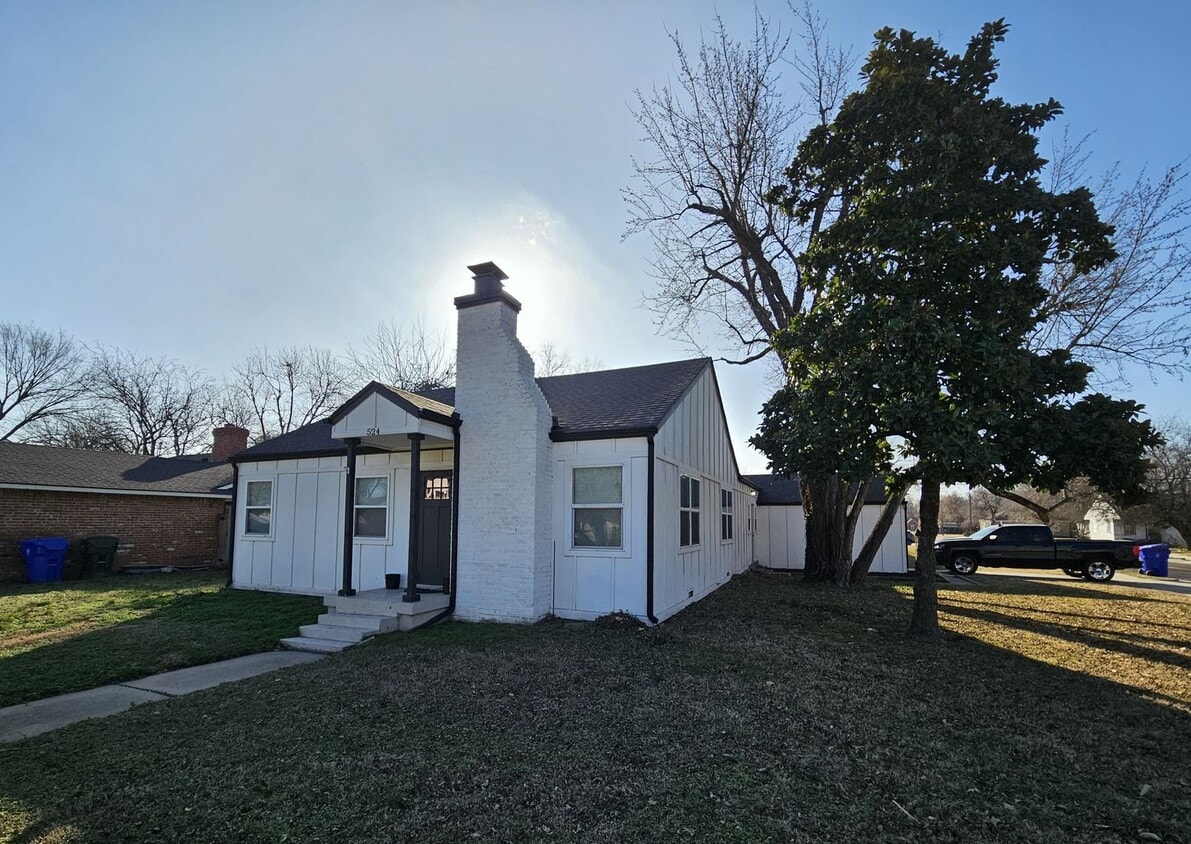 (2) Bed/(1) Bath Available NOW! Updated! - (2) Bed/(1) Bath Available NOW! Updated!