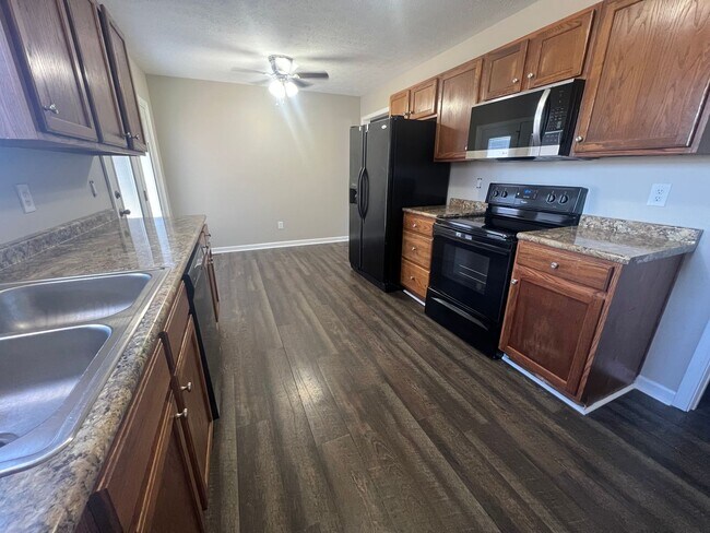Foto del edificio - Four bedroom home in Plum Springs with fully finished basement