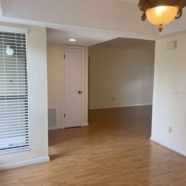 Building Photo - 25 Hembury Ln