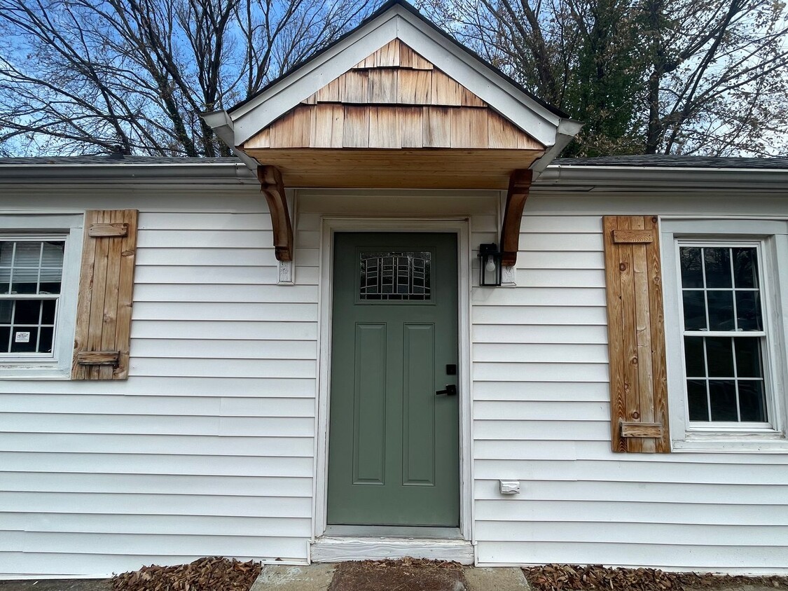 Building Photo - 2 Bedroom Pet Friendly Home For Rent Near Madison Street!