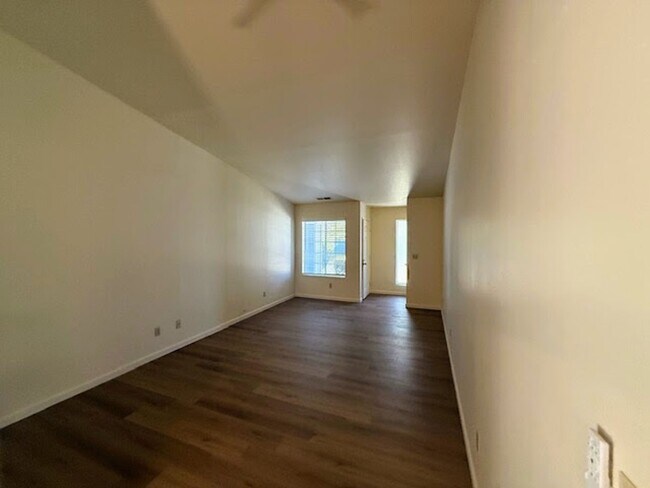 Foto del edificio - 1295 Alicia Cir
