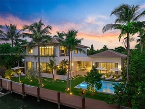 Building Photo - 1200 NE 87th St