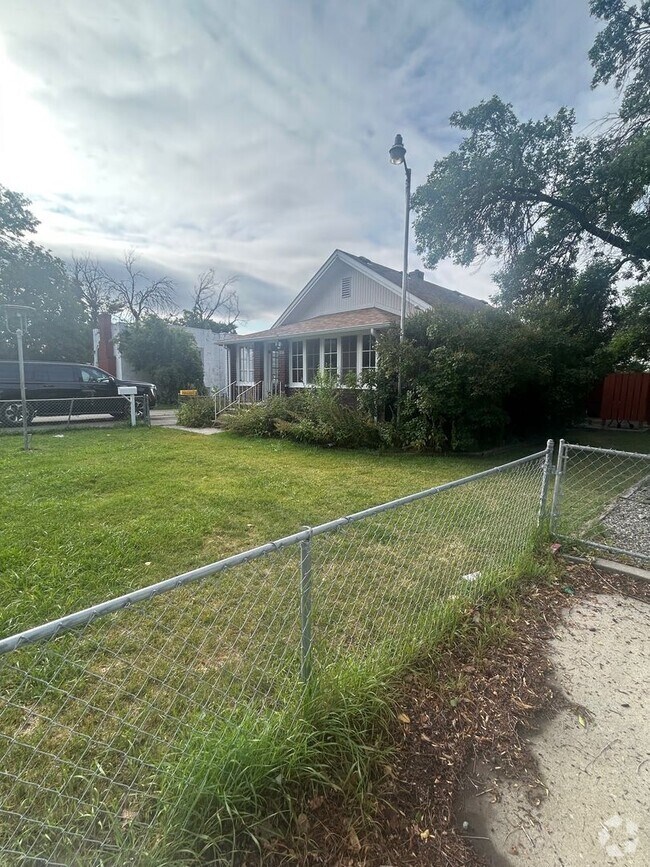 Building Photo - 1036 Lewis Ave