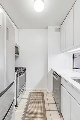 Building Photo - 295 Greenwich St