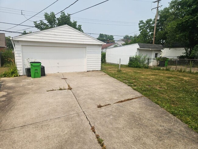 Foto del edificio - Spacious 3-Bedroom, 2-Bath South Euclid Home!
