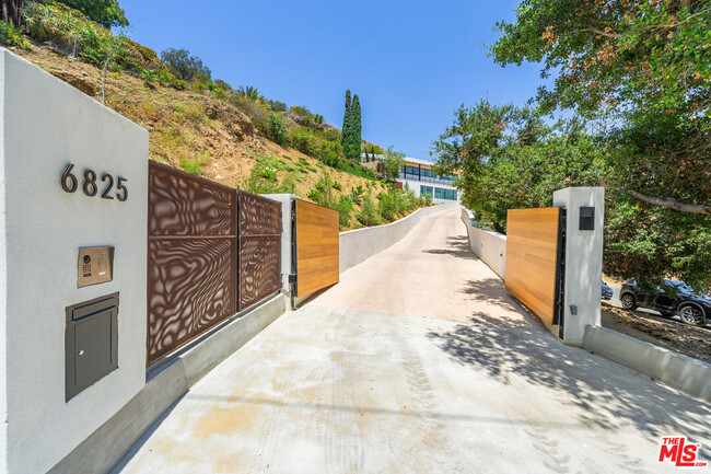 Building Photo - 6825 Mulholland Dr