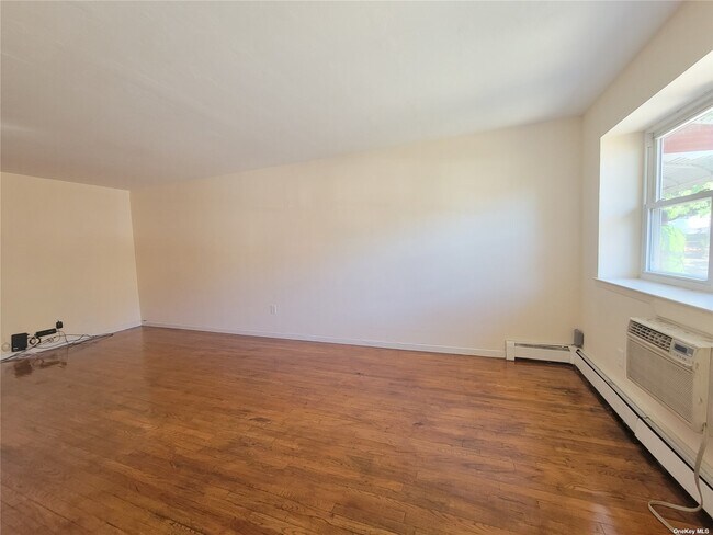 Building Photo - 137-51 Geranium Ave
