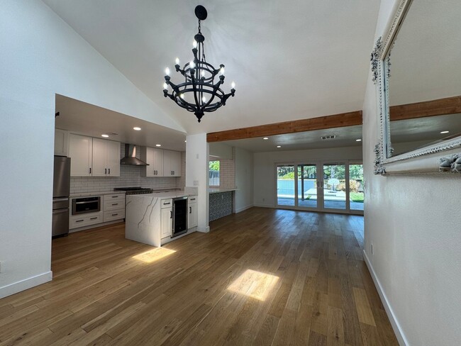 Building Photo - STUNNING Pool/Spa Single Story house with ...