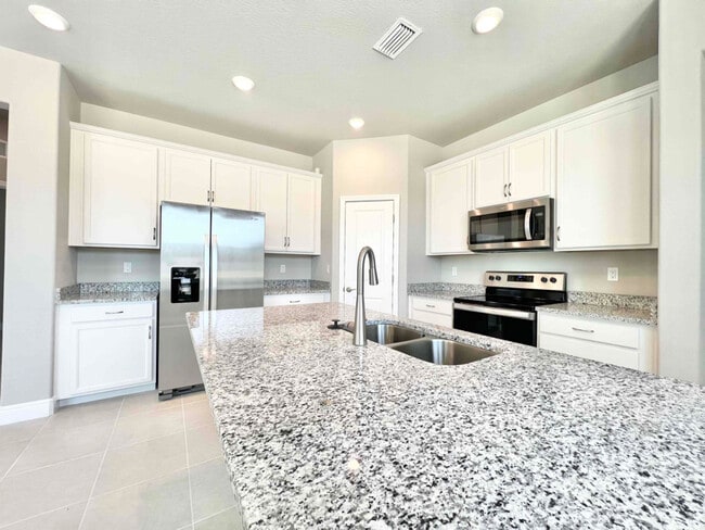 Building Photo - 9359 Highland Hls Dr