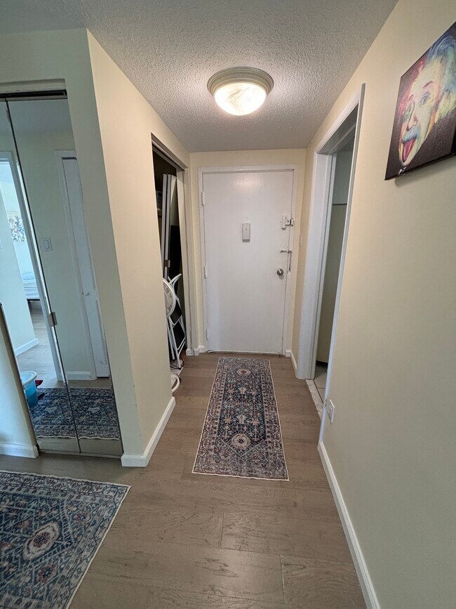 Foto del edificio - 6301 Stevenson Ave