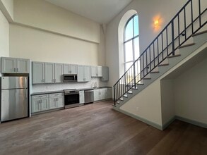 Building Photo - 160 Seabury St