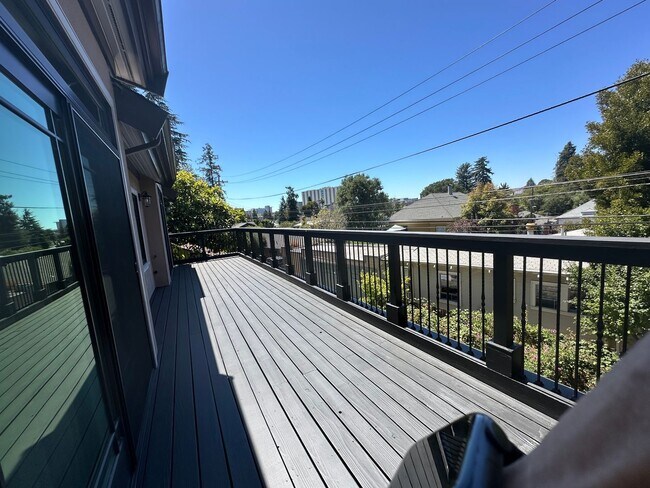 Foto del edificio - Modern 2-Bedroom Oasis with Expansive Deck...