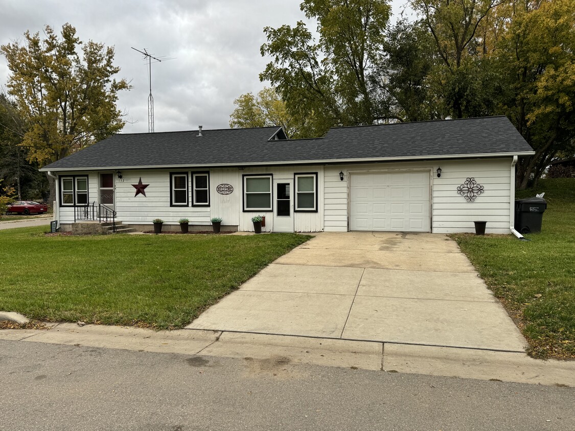 Primary Photo - 132 W Thomas St