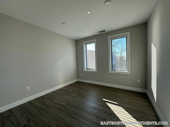 Foto del edificio - 656 Saratoga St