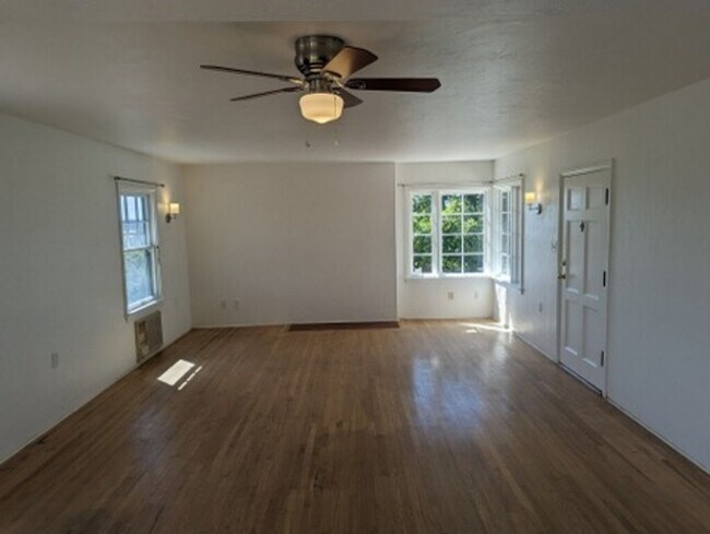 Foto del edificio - Charming Hilltop Retreat with Breathtaking Mountain Views!!