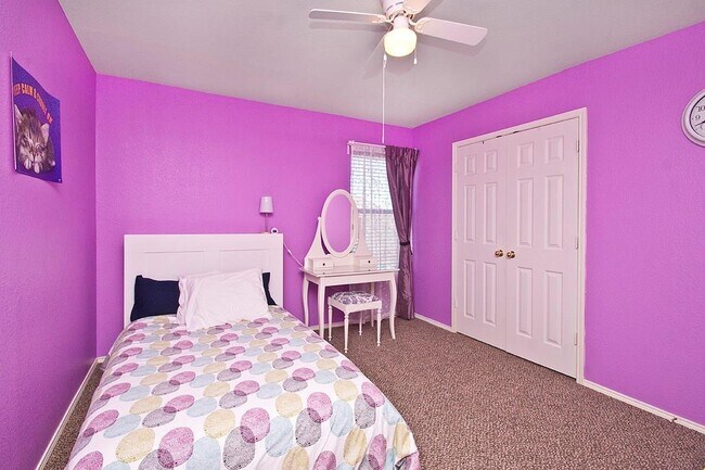 Foto del edificio - 12408 Hawk Creek Dr