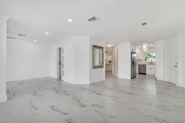 Building Photo - 331 Tequesta Dr