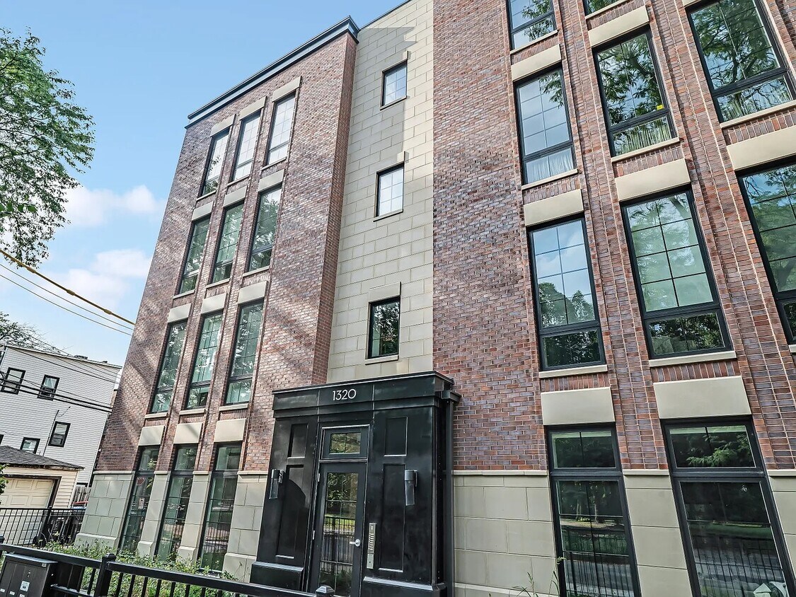 Foto principal - 1320 W Lexington St