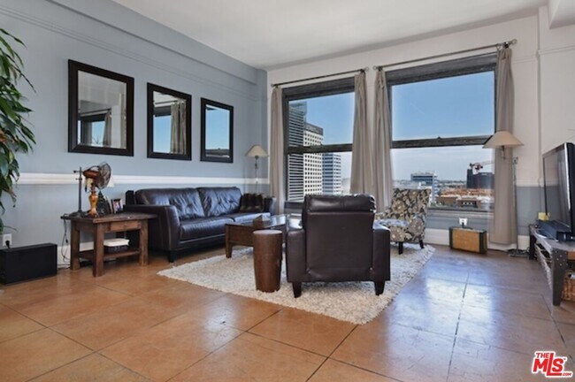 Foto del edificio - 108 W 2nd St