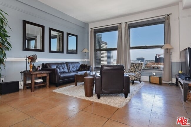 Building Photo - 108 W 2nd St