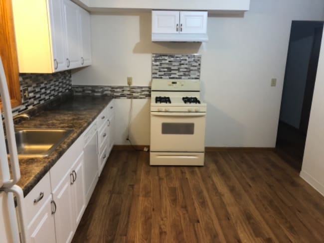 Building Photo - 538 Van Buren Ave