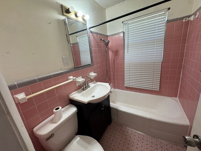 Building Photo - 2 Bed, 1 Bath Home for Rent in Northwest OKC- Move in Deposit-Free! (If Qualified)